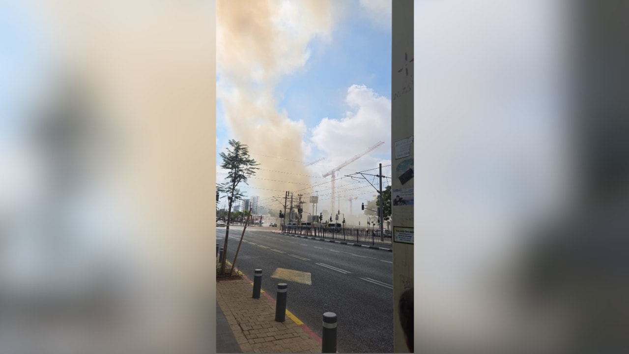 В Петах-Тикве пожар на стройплощадке торгового комплекса распространился к жилым домам