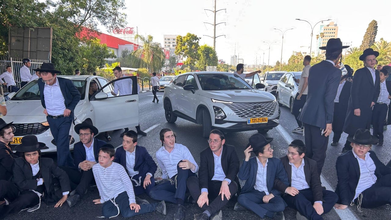 Ультраортодоксы перекрыли шоссе 4 возле Бней-Брака в знак протеста против ареста уклониста