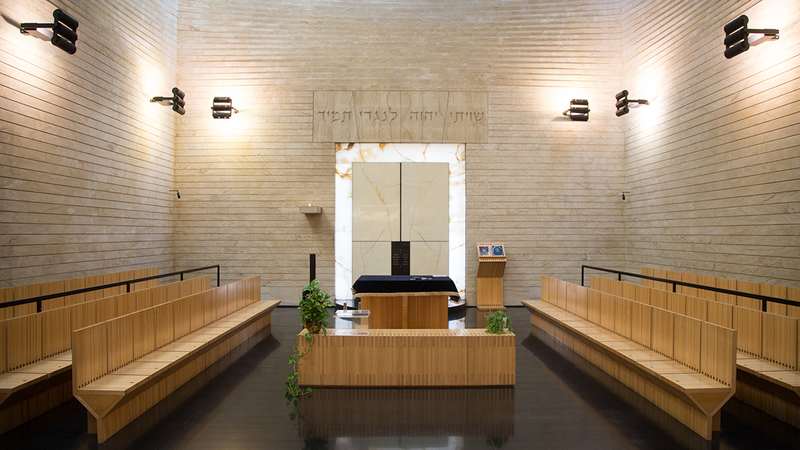 Интерьер синагоги центра Цимбалисты: Aron Kodesh и каменные стены
